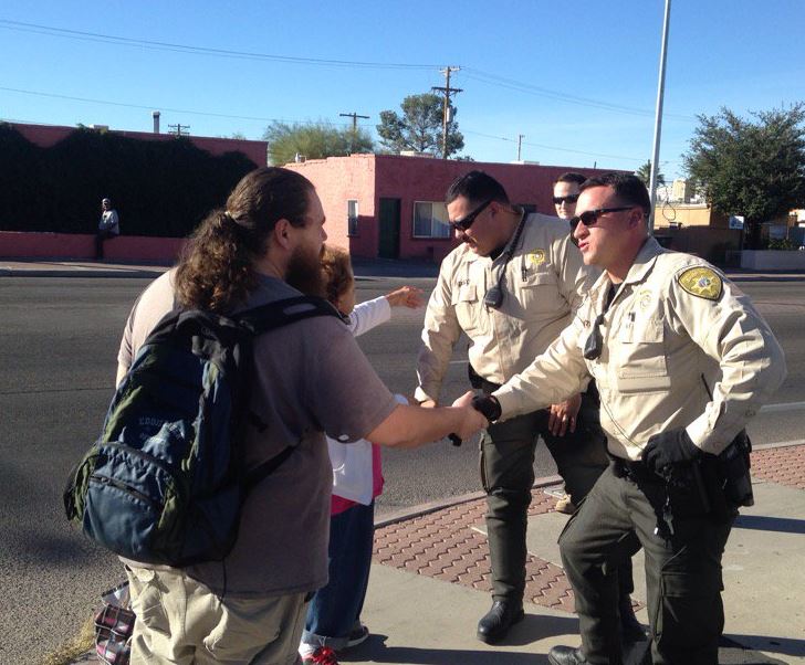 You are currently viewing Tucson Deputies Passing Out Cash Donations For The Holiday Season